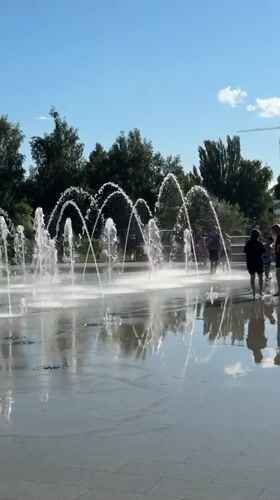 Families enjoy sunny afternoon at Izhevsk fountain plaza