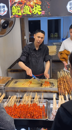 Morning street life unfolds in Chongqing tourist district