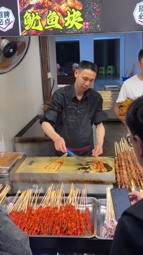 Morning street life unfolds in Chongqing tourist district