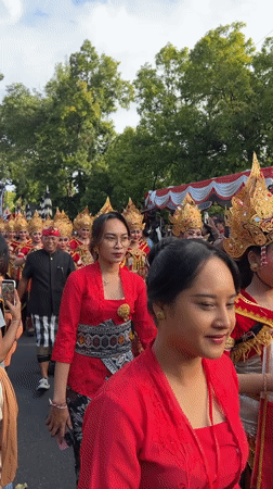 Traditional Balinese cultural procession draws crowds in Denpasar