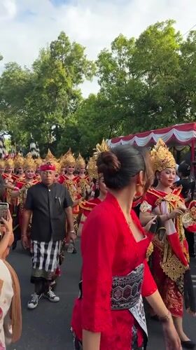 Traditional Balinese cultural procession draws crowds in Denpasar