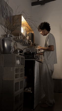 Tel Aviv resident cooks gnocchi dinner, dines while watching laptop