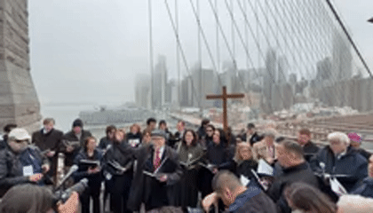 Religious service held on Brooklyn Bridge pedestrian walkway