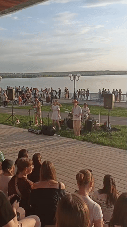 Lakeside concert and family moments captured in Votkinsk, Russia