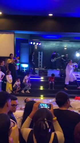 Late-night musical performance features dancing children in Valencia