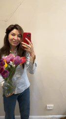 Woman purchases tulips, takes mirror selfies in Kryvyi Rih
