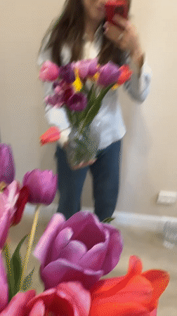 Woman purchases tulips, takes mirror selfies in Kryvyi Rih