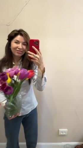 Woman purchases tulips, takes mirror selfies in Kryvyi Rih