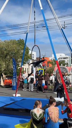 Aerial performer draws crowd in Khabarovsk outdoor acrobatics display
