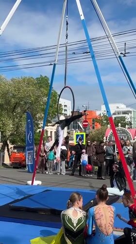 Aerial performer draws crowd in Khabarovsk outdoor acrobatics display