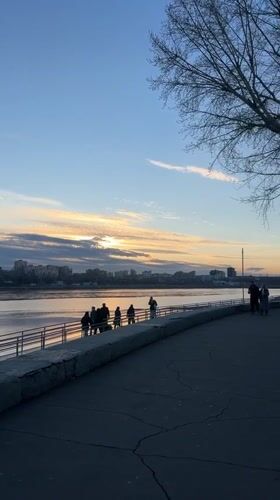 Street performer draws small audience in Irkutsk park