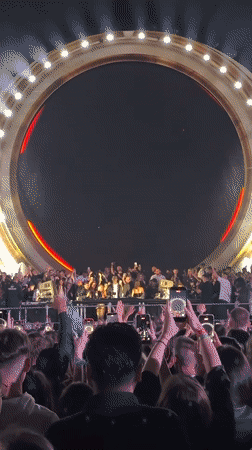 Live DJ set draws a packed crowd in Costinești
