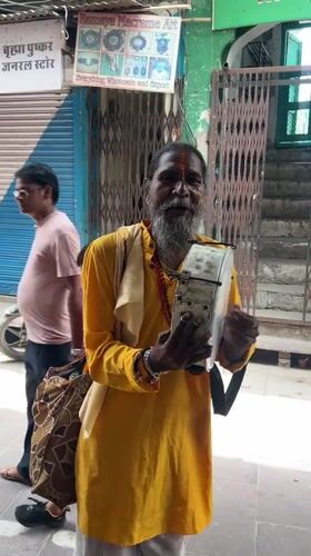 Devotional street music near the shops of Pushkar