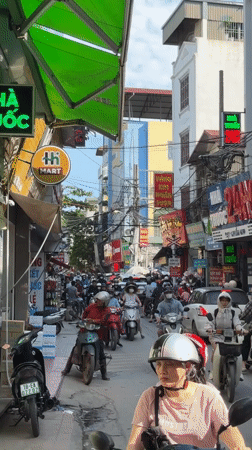Morning street life documented across Hà Nội neighborhoods