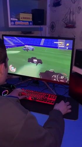 Evening gaming and dining session documented in Severodvinsk apartment