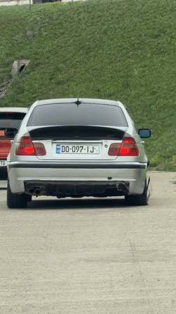 Damaged sedan spotted on Rustavi road