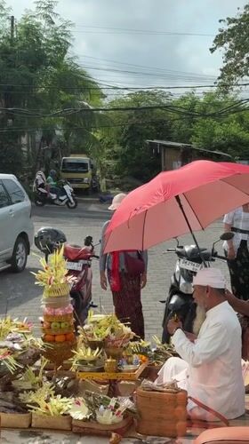 Traditional religious ceremony with offerings documented in Kuta Selatan