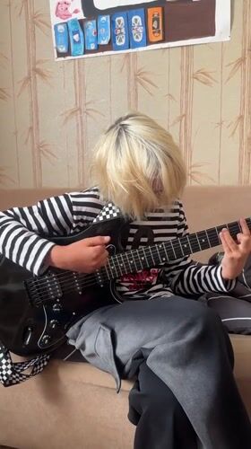 Guitar practice in Togliatti with a Sphynx cat in attendance