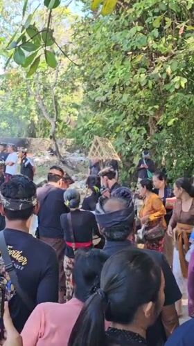 Traditional Ngaben cremation ceremony unfolds in Denpasar, Bali