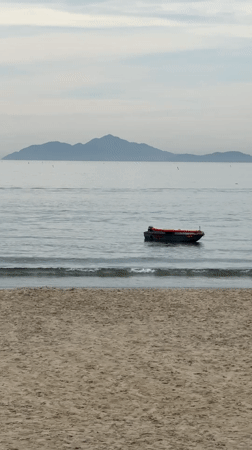 Đà Nẵng beachside streets blend daily life and active construction