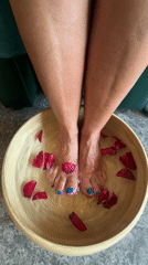 Foot spa treatment with rose petals in Đà Nẵng salon