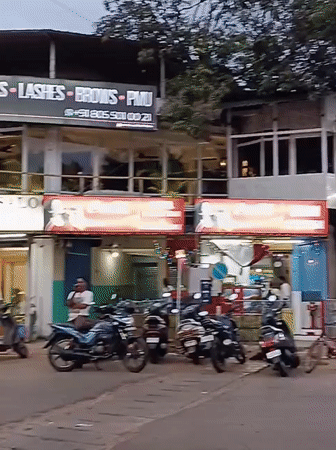Daily street life documented in Oxel, India