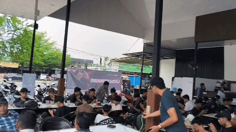 Busy morning crowd fills Sultan Coffee in Lhokseumawe