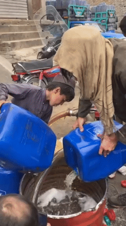 Liquid transfer operation observed on Quetta street