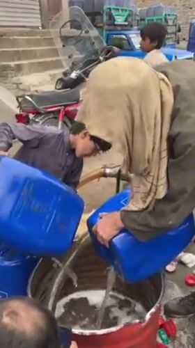 Liquid transfer operation observed on Quetta street