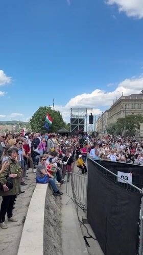 Large crowd gathers for outdoor speaking event in Budapest