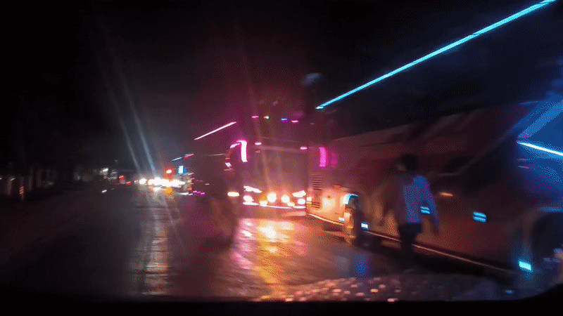 Slow bus traffic recorded in Keudelapang, Indonesia