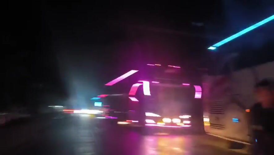 Slow bus traffic recorded in Keudelapang, Indonesia