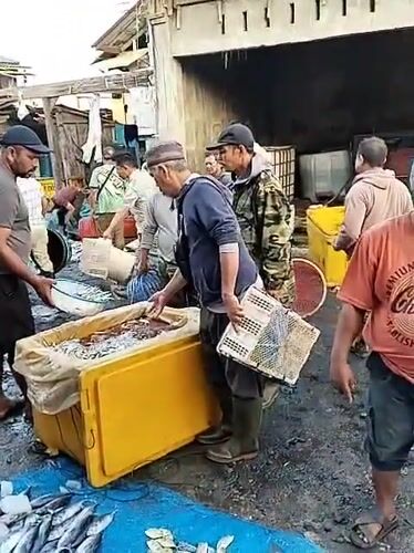 Early morning fish market activity in Lhokseumawe