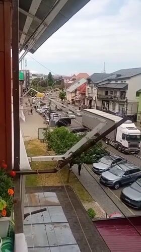 Fallen utility pole disrupts Tiachiv street amid everyday market scenes
