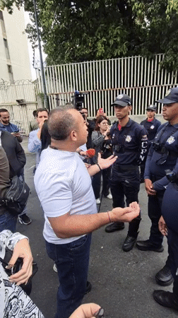 Civilian speaks with riot police on Caracas street