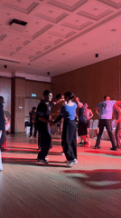 Social dance class draws couples in red-lit Đà Nẵng ballroom