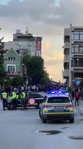 Police block Veliko Tarnovo street amid crowd gathering