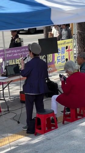 Street market draws crowds, performers in Seoul