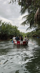Tourist groups enjoy traditional boat excursion on Đà Nẵng river