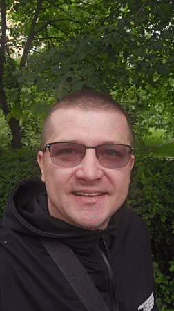 Man feeds pigeons in Kyiv park, captures moment on video