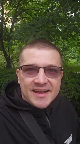 Man feeds pigeons in Kyiv park, captures moment on video