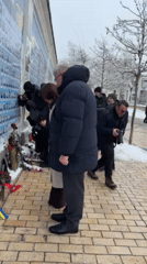 Kyiv residents pay respects at war memorial during winter