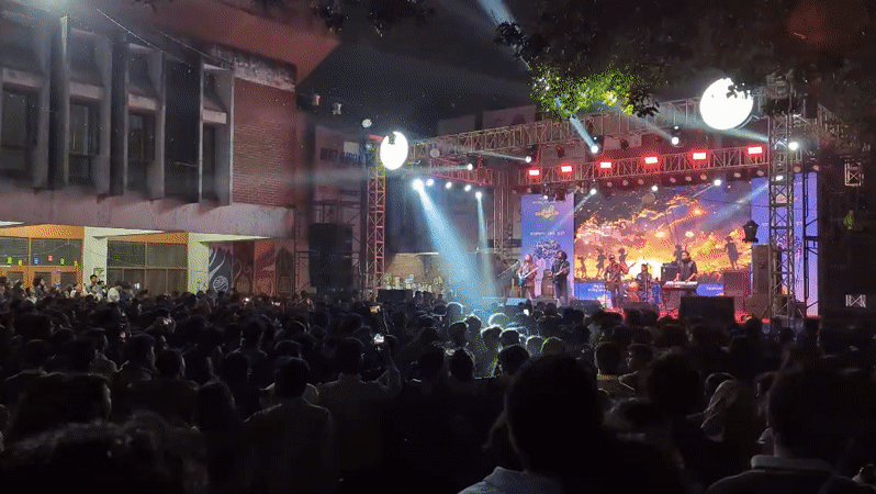 Large outdoor concert draws crowds across Dhaka university campuses