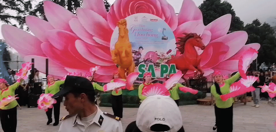 Cultural festival with traditional performances draws crowds in Sa Pa