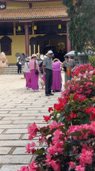 Tourist groups visit Da Lat temple for photos, incense ceremonies
