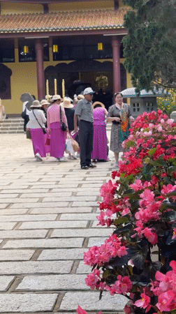 Tourist groups visit Da Lat temple for photos, incense ceremonies