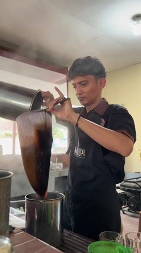 Morning street life and coffee culture captured in Lhokseumawe
