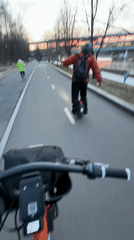 Cyclist films electric unicycle rider on Moscow path