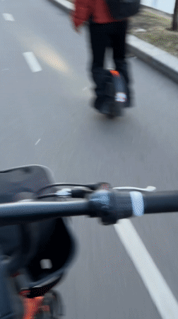 Cyclist films electric unicycle rider on Moscow path