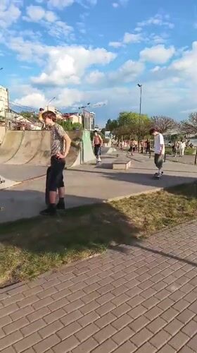 Sunday afternoon recreation unfolds at Ternopil lakeside park